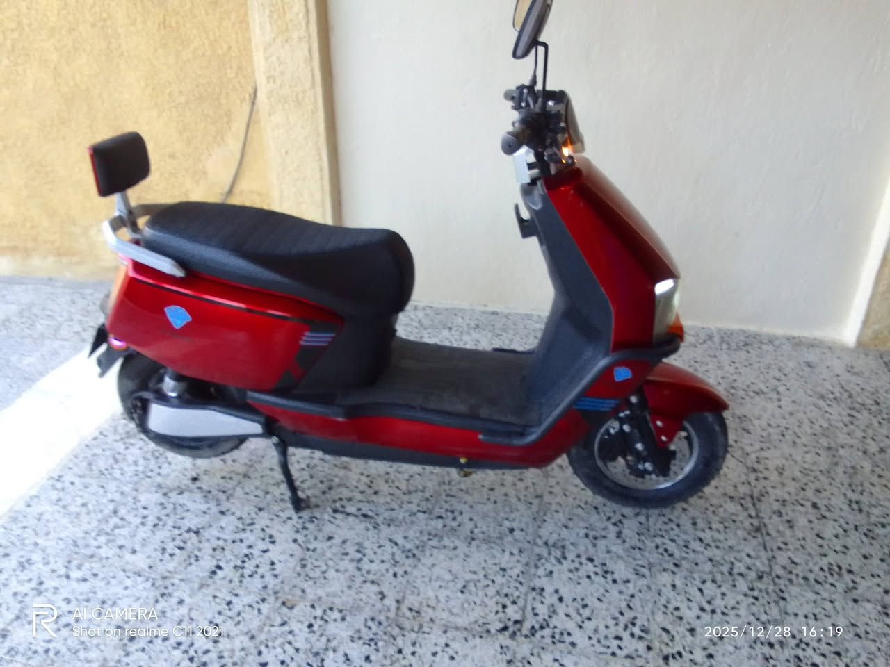 السلام عليكم دراجه شحن سكنس للبيع كهربائيات شغاله نظام سرقه البطاريات على الفحص السعر 675 وبيها مجال الرقم /***********
