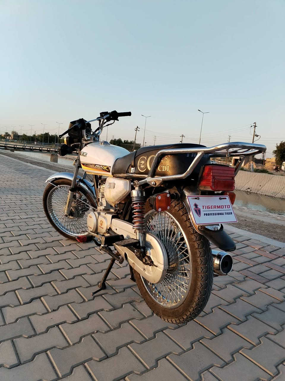 السلام عليكم دراجه اربعه كير نوع تايكر مديل 23 أوراق  دراجه نظيفه مامفتوحه احله من الصور مابيه نقص السعر 800وبي مجال مكاني كوت العزه القديمه 
الاتصال عل الرقم  ***********
