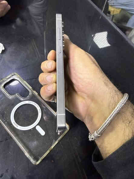 سلام عليكم 
ألترا S25 اللون تيتانيوم الجهاز زيرو فول نضافه مكفول من كلشي غراضه كامله مع الضمان سعر مليون و250 وبي مجال رقمي ***********
