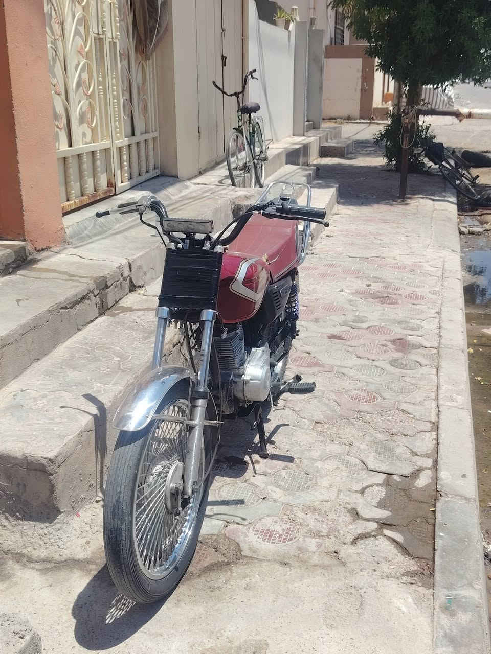 نامي برو موديل ٢٠ ختم BK بدون أوراق دراجه نضيفه ضفيره جديده اي عيب مابيهة بدون نواقص محرك نضيف ٣٥٠ وبي مجال ***********
