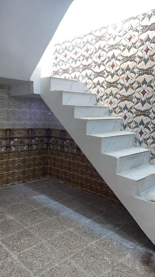 السلام عليكم بيت للايجار قرب صالون ام بنين (بالفرع ) يبعد عن الشارع العام ٥٠ متر يحتوي على غرفتين نوم واستقبال ومطبخ وصالة للاستفسار الاتصال ***********/***********
