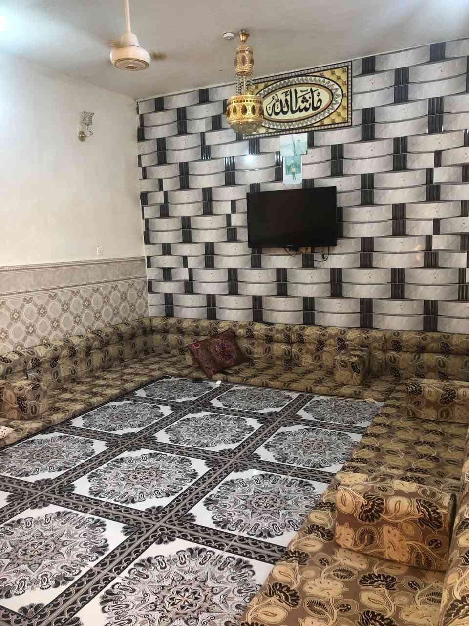 السلام عليكم بيت للبيع مساحه 200متر بناء طابوگ كامل مكمل متخسر عليه ربع ومتعوب عليه كلش يبعد عن الشارع العام 100 متر او اقل يحتوي على استقبال+ مطبخ +صاله +غرف نوم2+منور+ ترك+ صحيات جاهز من جميع النواحي الموقع الشارع الي بعد شارع البدير للاستفسار ***********
