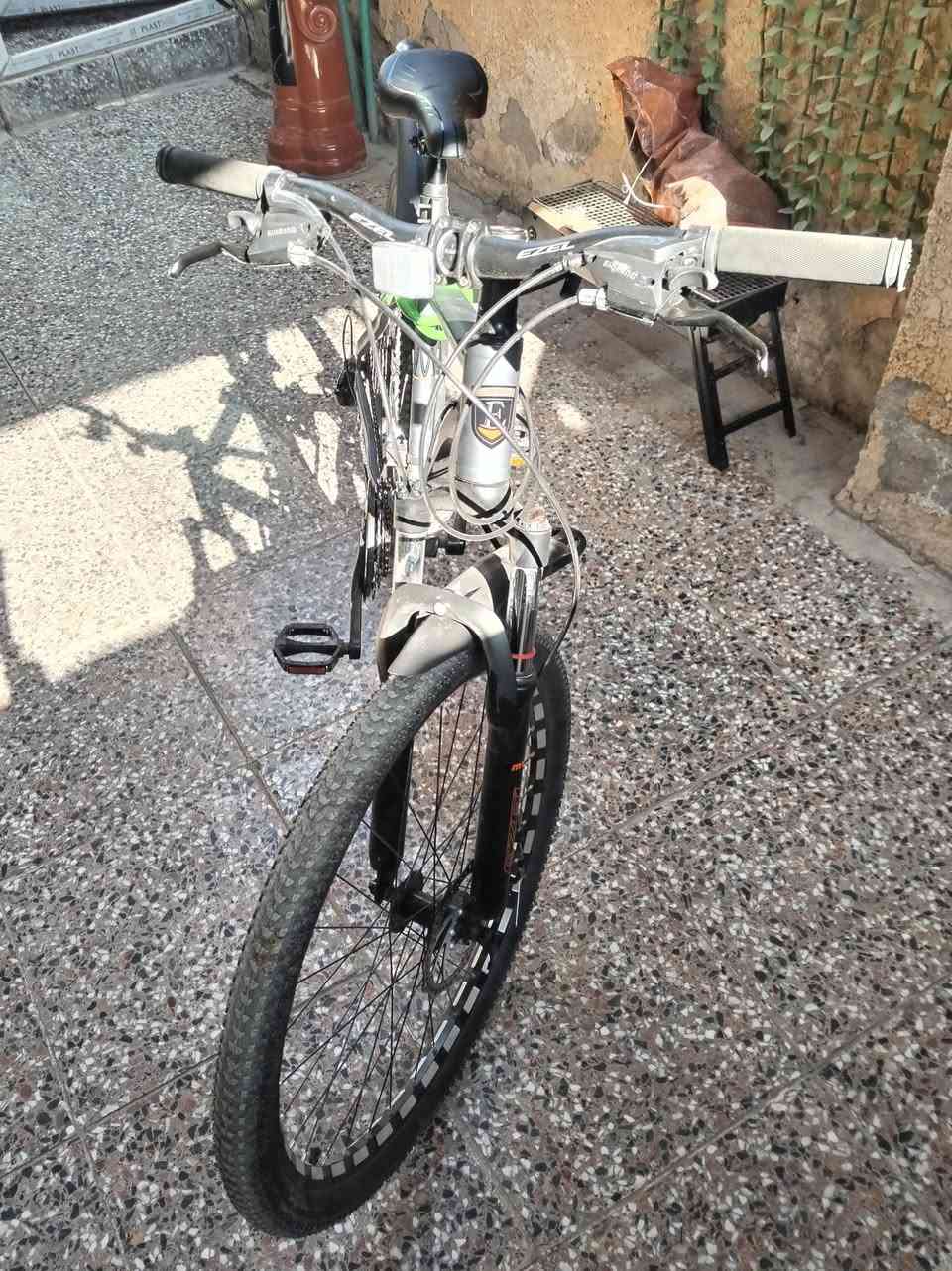 🚲 بـايسكل EZEL (جبلي) للبيع 🚲 حجمه 26
بايسكل بحالة زينة وجاهز للاستخدام، مناسب للمدينة والطرق العادية وكذلك الطرق الترابية.

المواصفات:

ماركة: EZEL

نوع: بايسكل جبلي (MTB)

هيكل قوي وخفيف

مساعد أمامي (تعليق) لراحة أكثر بالطريق

فرامل دسك خلفي (تحكم وأمان أفضل)

غيارات متعددة تساعد على الصعود والطريق الطويل

إطارات عريضة وثابتة

القفل موجود (هديّة ويا البايسكل)

الحالة:

استخدام نظيف

كلشي شغال وما يحتاج تصليح

بس تركب وتمشي 👌

💰 السعر: 150 ألف قابل للتفاوض البسيط

📍 للموقع والتواصل: (بغداد_ حي النصر. *********** واتساب فقط )
