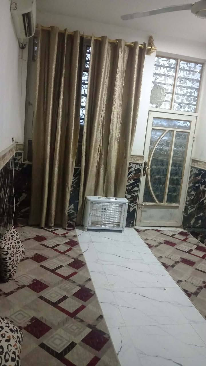 سلام عليكم بيت البيع مساحه 100متر البيع نضيف قاط ونص عكاده مكان حي الغدير مقابل أسواق فطومه قريب شارع ثالث بيت يصير شارع وهاذه رقمي ***********
