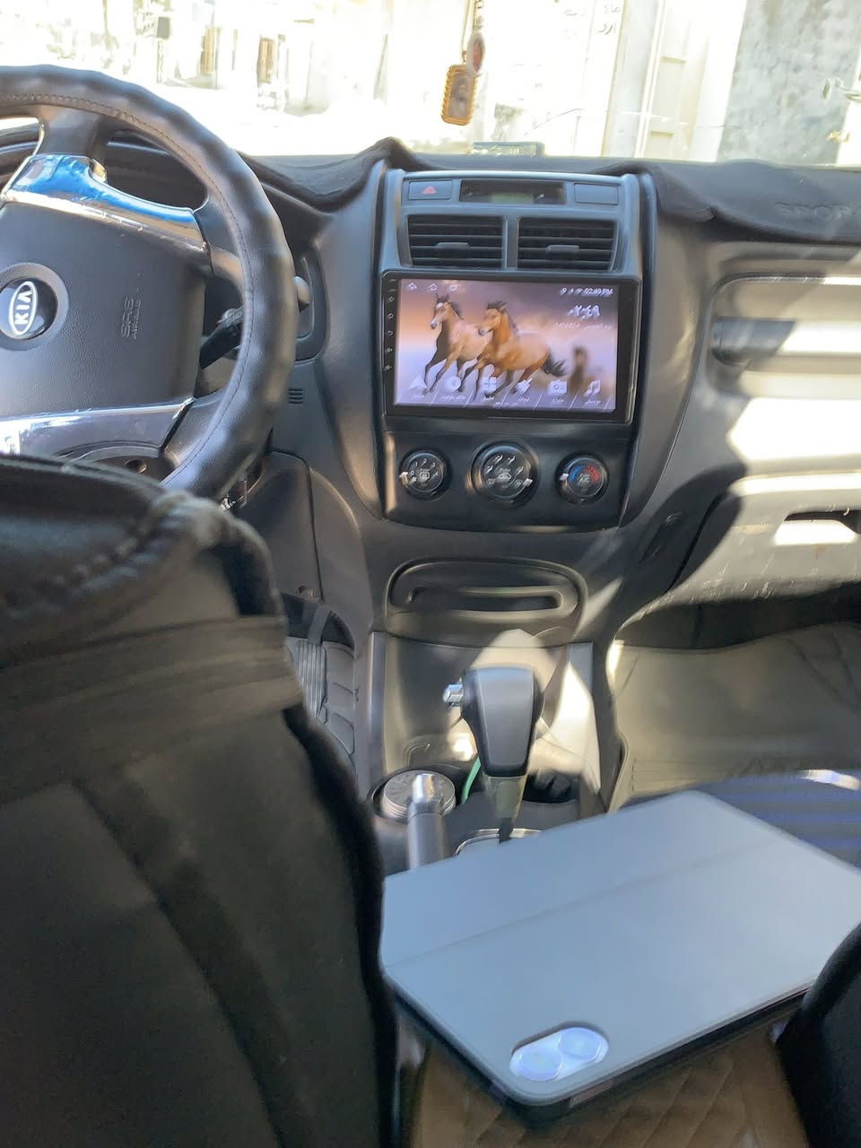 للبيع: كيا سبورتج 2009 (محرك دوش)
المواصفات الفنية:

الموديل: 2009.

اللون: رصاصي  (نظيف جداً).

المحرك: 4 سلندر - سعة 2000 DOHC (دوش) - محرك قوي واقتصادي جداً بصرف الوقود.

ناقل الحركة: أوتوماتيك.

الصدر والميكانيك: بحالة ممتازة، السيارة ناعمة جداً بالمشي.

الحالة العامة:

شاشة : كامرة خلفية +كار بلي

التبريد: تبريد ثلج.

الداخلية: نظيفة جداً، الدشبول والكراسي بحالة الوكالة.

الكهربائيات: كل الأزرار والأنظمة شغالة 100%.

المستمسكات:

الرقم: [بغداد ].

السنوية: [جديدة]، والتحويل مباشر وباسمي 

💰 السعر120] (بيها مجال بسيط للشراي).
 
📍 الموقع: [ديالى - بعقوبة].

📞 رقم الهاتف: [***********]
