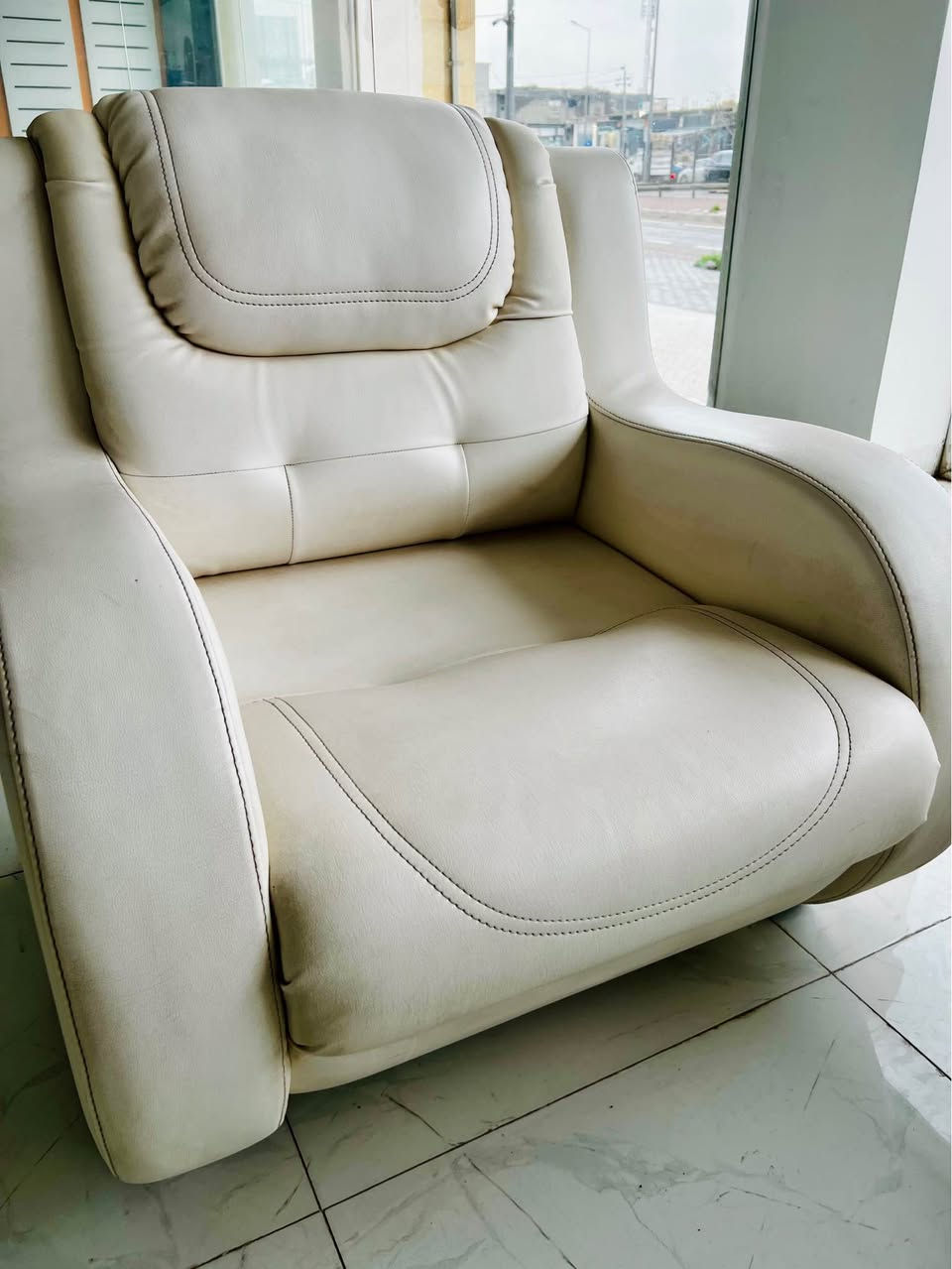 قەنەفەی جلدی سپی ڤانە ٣ تاكی ٥ نەفەری زۆر خاوێن و نوێیە، كەم بەكارهاتووە جلدەكەی ڕەنگی نوێیی لەدەست نەداوە چركی نەگرتووە وەك نوێ وایە، 
بە گەیاندنەوە ٧٩٥هەزار

Sofar 1+1+3 white leather very clean with least used! The sponges are like new, from VANA PRICE IS 795,000 with transportation to your home or office  009647512068262 أربيل, العراق


**إذا كنت صاحب هذا الإعلان وتريد حذفه لأي سبب، رجاءا أرسل رسالة إلى الدعم الفني**