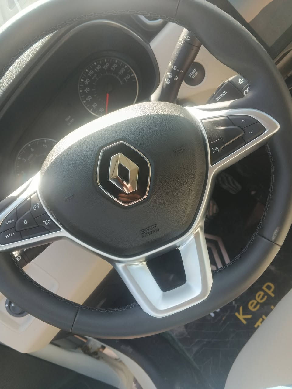 🚗 رينو داستر 2025 (الشكل الجديد) – زيرو
🔥 فرصة ممتازة – سيارة رينو داستر  قوية وعملية
📍 زيرو بالكامل ماشيه 3000)
💰 السعر المطلوب: 24مليون
(
وبيه مجال 
---

🛠️ المواصفات الفنية
محرك 1600 لتر تيربو 4 سلندر

القوة: حوالي 150 – 163 حصان 

العزم: يصل إلى 250 – 280 نيوتن متر 

ناقل الحركة: أوتوماتيك 

نظام الدفع: أمامي (FWD)

استهلاك الوقود: اقتصادي (حوالي 5.7 – 6.5 لتر/100 كم) 

سعة خزان الوقود: 50 لتر 

---

📐 المواصفات العامة

عدد الركاب: 5

ارتفاع عن الأرض: حوالي 210 مم (مناسب للطرق الصعبة) 

مساحة الشنطة: كبيرة (حوالي 472 – 518 لتر) 

حجم السيارة: SUV مدمجة عملية وعائلية

---

✨ الكماليات

✔ شاشة وسطية 10.1 بوصة
✔ عداد ديجيتال
✔ Apple CarPlay & Android Auto
✔ كاميرا خلفية + حساسات
✔ مثبت سرعة
✔ تكييف أوتوماتيك
✔ تشغيل بالبصمة (Smart Key)
✔ شاحن لاسلكي
✔ جنوط سبور

---

🛡️ الأمان

✔ ABS + EBD
✔ ESP (ثبات إلكتروني)
✔ وسائد هوائية
✔ نظام مانع انزلاق
✔ مساعد صعود المرتفعات

---

💪 مميزات السيارة

تصميم جديد كليًا وشكل قوي

مرتفعة عن الأرض ومناسبة للطرق الوعرة

اقتصادية في البنزين

اعتمادية عالية

سيارة عملية للعائلة والسفر

---

📞 للتواصل

📱***********)

---
