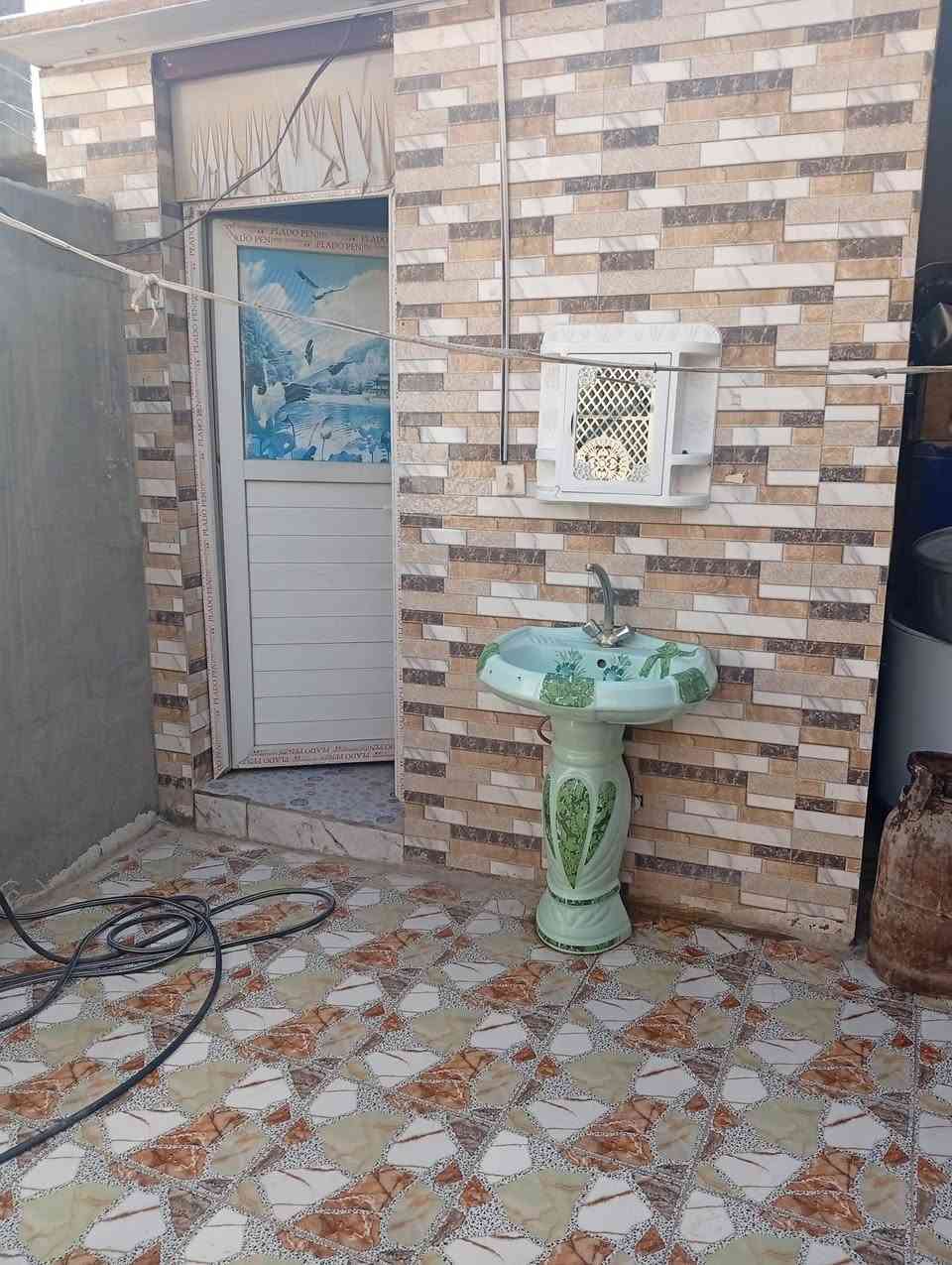 بعد وعود كاذبه عدنه البيت للبيع المساحه) 155) متر العنوان نادر الثالثه طابو صرف   غرفتين  ومطبخ وهول وستقبال وصحيات داخليه وخارجيه السعر )95)كله طابوق نهاية سنة )2022)رقم التليفون ***********
