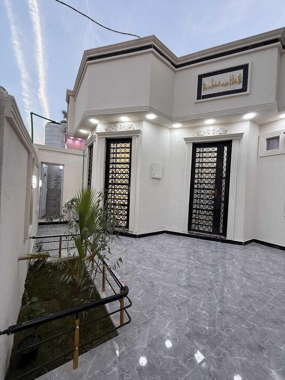 اسعد الله اوقاتكم احبتي بكل خير 🌹
توفر بيت مساحه 200 متر🏠
بناء البيت بلوك ضغط درجه اولا 👌
يحتوي البيت على 2 غرف منام 🌹صاله 🌹
موزع للغرف وصحيات ودرج معزول عن صاله
مطبخ 🌹وديوان  🌹 كراج🌹 حديقه 🌹 صحيات خارجيه 🌹 عنوان هاذ البيت البصرة منطقه محوله زهير منطقه مخدومه من ماء وكهرباء وتبليط واناره شارع 10 متر( السعر 125 مليون وقابل للتفاوض)
للاستفسار اكثر اتصل ( ***********)
