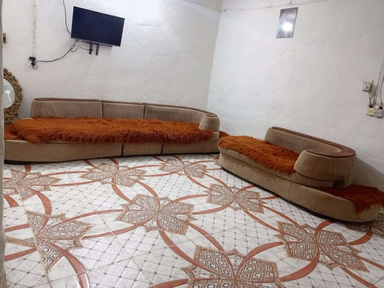 دار سكن طابو زراعي في  ( حي زليزل ) 
( خلف بيت جودة كويجو - قريب سيد شهيد )

مساحة ١٣٥ - بناء بلوك - سقف عكادة 
ماء - كهرباء - ( غرفة نوم واحدة ) - شارع ٧ م 
( لبيت كلة سيراميك ) - صحيات داخلية + خارجة
(كما موضح في الصور )

( سعر ٢٢ وبي مجال )

للاستفسار مراجعة مكتب غازي للعقار   
واسط - الزبيدية - قرب أفران المائدة  *********** 
***********
