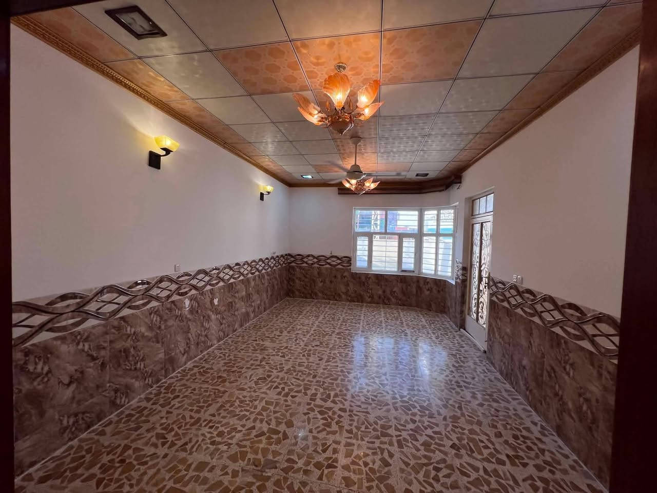 دار للبيع حي النسيم قبل مستشفى إبن سينا مساحه ١٥٠م ركن طابقين يحتوي على ٤غرف نوم وهولين و استقبال ومطبخ وصحيات في طابقين وكراج وحديقة صنف الدار بستان ملك صرف بي كرت بلدية             للإستفسار اكثر الاتصال على الأرقام 
***********
***********
ابو سيف 
ابو شهاب 
***********
***********
أو مراجعة المكتب حي الحدباء نهاية سايدين المضخة مقابل مجمع شقق الحدباء مكتب ابو شهاب للعقار وقت الاتصال من الساعه العاشره صباحا إلى العاشره مسآء وشكرا
