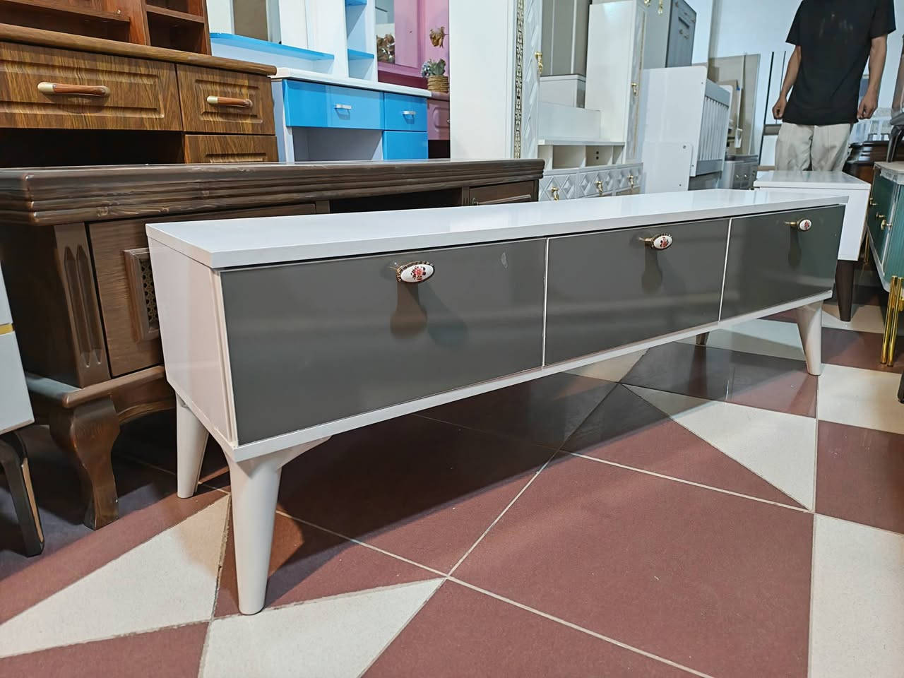 معرض القزاز للاثاث الجاهز في الشطره
موجود حاليا ميز TV خشب يحتوي على 3مجرات
قياسه تقريبا متر ونص (( 150سم )) توجد خدمة توصيل
                     ((( السعر  45 الف ))) 
         علما أن البيع بالنقد والقسط المريح
          للاتصال *********** واتساب
