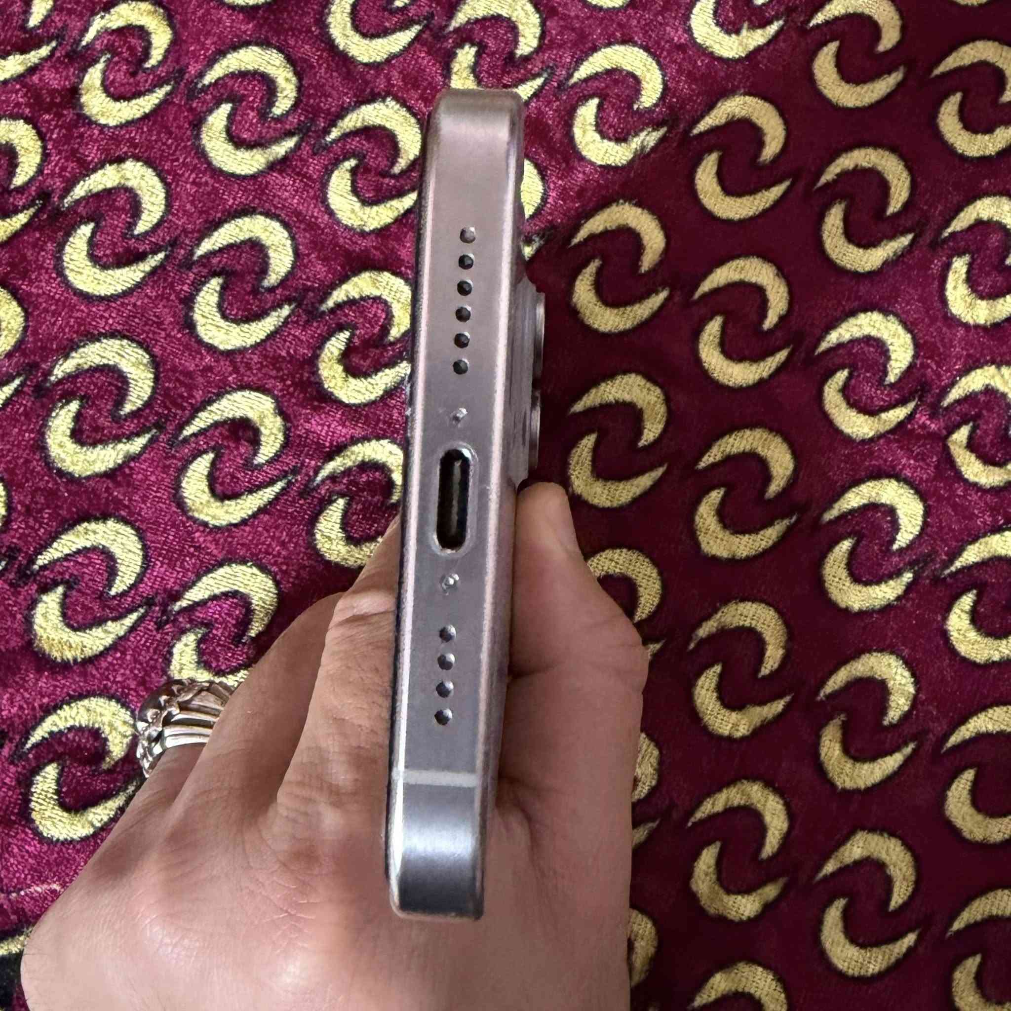 السلام عليكم
أيفون 15 برو ماكس 

ذاكرة 512 

بطارية 90 

دبل سمكارت 

الجهاز كلش نضيف السعر 1250 وبي مجال هذا رقمي ***********

مكانيّ البلديات
