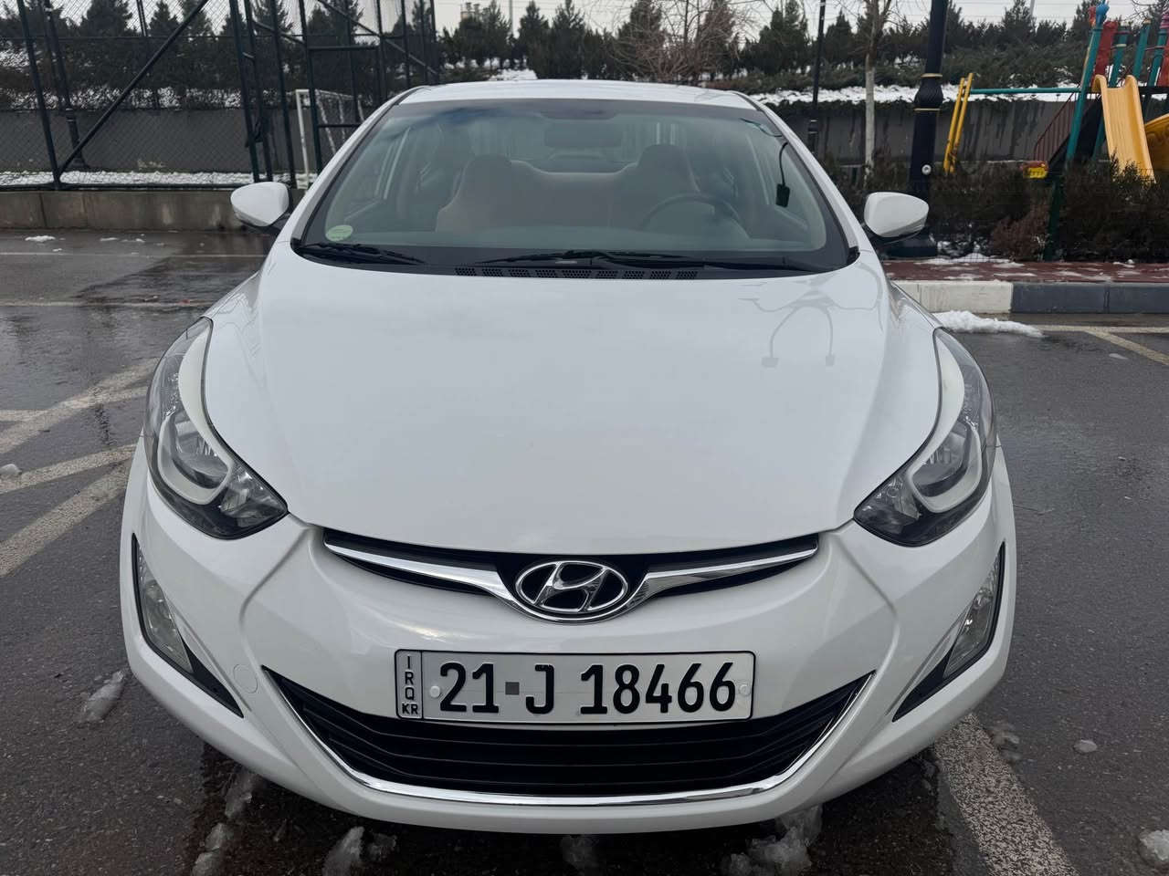 بە ناوی خوای گەورە
هۆندای ئەلەنترا 2014 شکڵ گۆڕاو شکڵی 2016
شتی لۆک و دانسقە و سفر
مەکینە١٨ گەورەی مەڕغووب
هەموو گیانی لە سەر دەقی شەریکە ماوەتەوە
بێ بۆیاخ و قوپاوی و شوخت و سارد
ڕەسمی سۆنەرەکەم داوە
مواسەفاتی تەنها سڵاید و بەسمە نییە
کەم ڕۆشتوو 
بە ناوی خۆمەوەیە تا وەکو 2030 
دینارێ مەسرووفی نییە
تایە و باتریشی تازەیە 
سپێری دانەبەزیوە
چرکەی تیا نییە 
هەردوو سویچ و کەتەلۆکی شەریکەی ماوە 
وەکو سفر وایە
شوێن سلێمانی
*********** السليمانية, العراق
