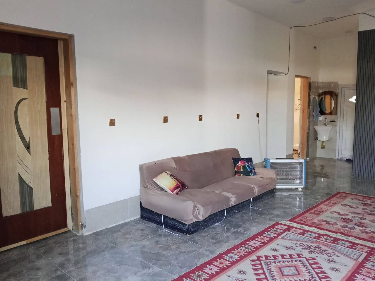 السلام عليكم بيت للبيع  للاستفسار  الاتصال على رقم (***********)في المدائن الجعاره  (طابو زارعي25)   مساحه (500) متر  بناء حديث  بناء (250) متكون من(غرفه سويت و2 غرف نوم )(صحيات عدد2)  (مطابخ  حار  وبارد  )(استقبال ) (وصاله ) (خدمات متكامله )
