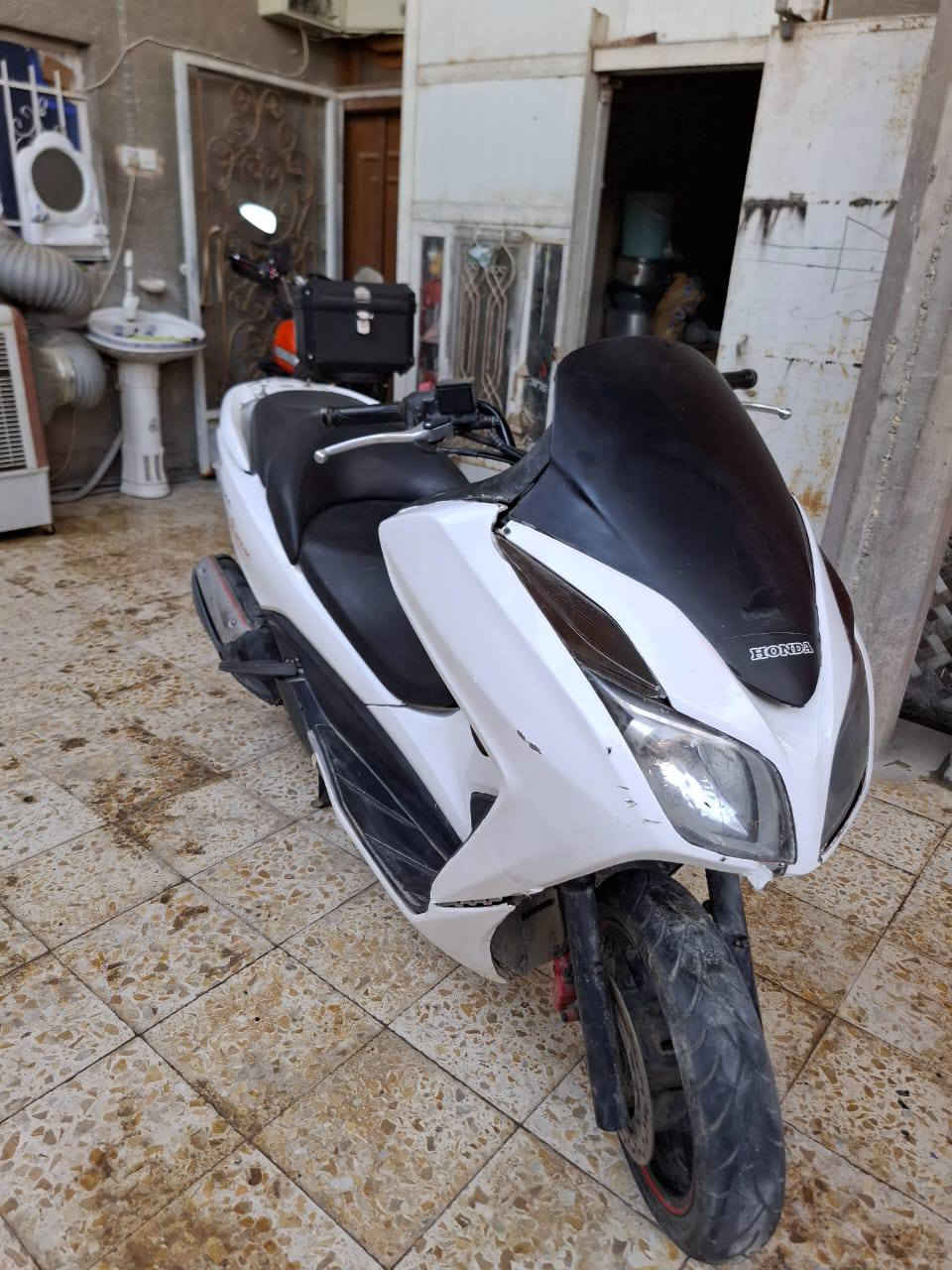 السلام عليكم فورزه0%12  مكينه  
مامفتوحه شرط مكينه لا حمواه ولا دخان ولا صوت 
كهربائيات كامله  لون احمر مغلفه ابيض اوراق كامله 
 كفرات نضافه60%100  والقايش تعبان فقط 
للمراوس فقط شعندك نزل  مكاني ناصريه سوك الشيوخ 
***********
