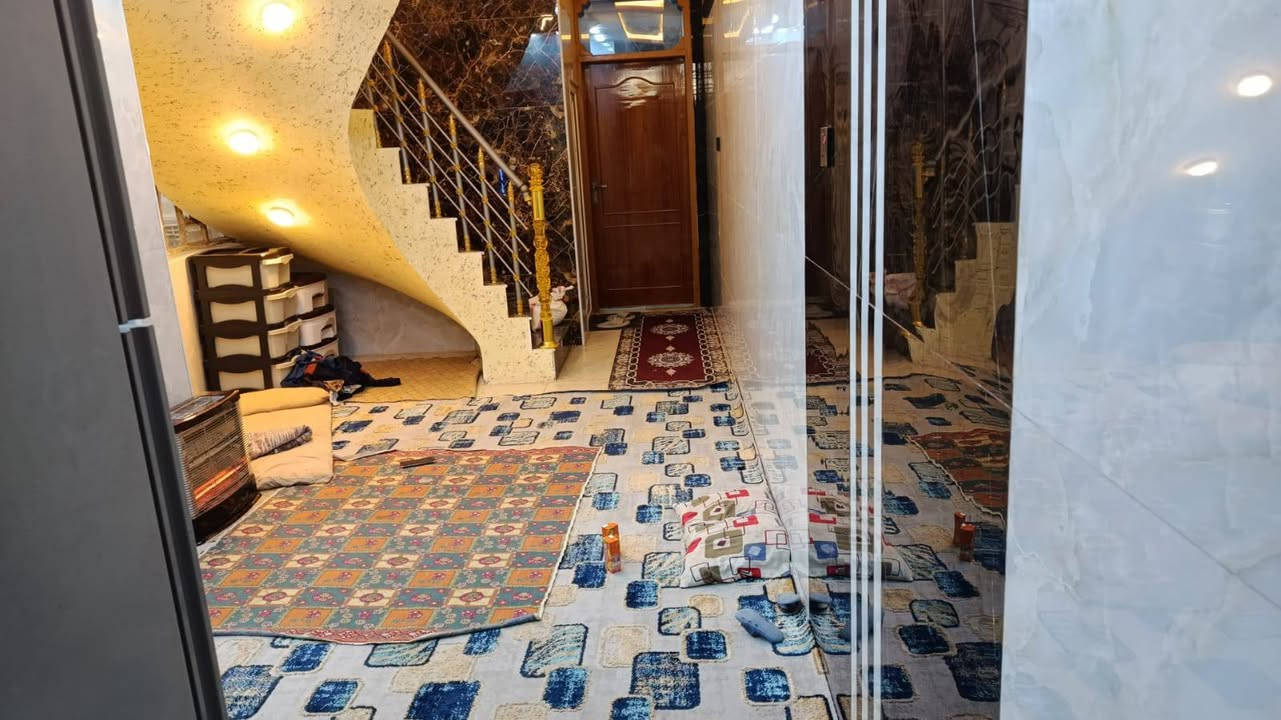 دار للبيع مساحه ١٠٠ متر  عله ساحه حي النداء منطقه٤٩ شارع الكفيل قرب شارع ٦٠بيت درجه اولى بنيان جناي . يحتوي البيت على طابقين غرفه وصاله واستقبال ومطبخ والاستقبال مفتوح عله صاله والطابق الثاني غرفتين وصاله مع الصحيات والطابق الثالث مخزن  .  ارضيه البيت بورسلين درجه اولى جدران بورسلين السقوف جمس حداديه البيت درجه اولى تزكام  الكهرباء نضام بوري بناء البيت ٢٠٢٤ للإستفسار اكثر  رقم صاحب @إشارة    الدار *********** واتساب
