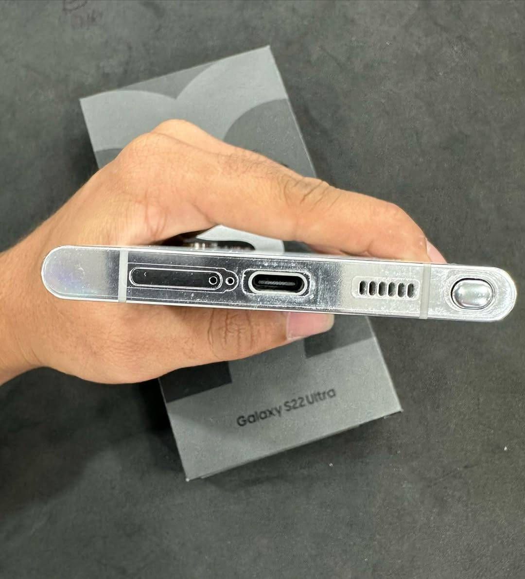 كالكسي s22 الترا ذاكره 512 عشوائيه 12 
للبيع او مراوس جهاز شرط الفحص بي ضمان 
نضافه 100% شركه جبال شاحنه اصليه كارتونه ضايعه لونه ابيض لونه مميز ذاكره 512 
 مع شاحنه اصليه جهاز بعده نضيف جهاز بصمه كامره تقرب كيلو متر رقم الهاتف *********** مكاني كربلاء سعره 580 كربلاء, العراق

