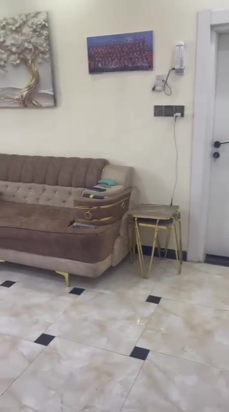 شقة للبيع مجمع الضباط كم سارة ط وسط غرفتين وصالة الاتصال***********
