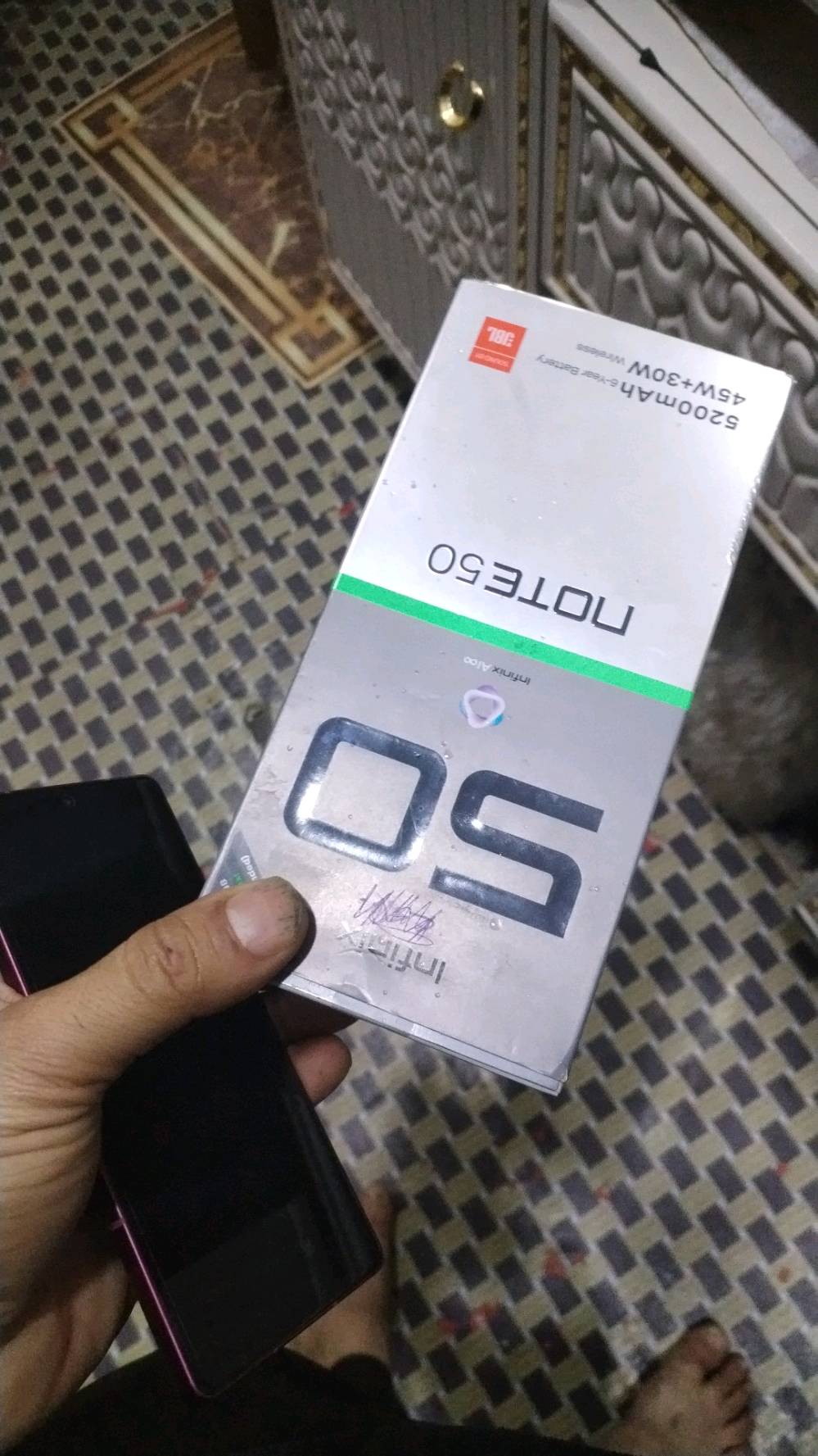 عندي موبايل Infinix Note 30 للبيع. الجهاز في حالة جيدة ومستعمل لفترة قصيرة مع وجود صندوقه الأصلي. يشتغل بصورة طبيعية لكن فيه كسر في الشاشة الأمامية كما هو واضح بالصور. السعر قابل للتفاوض.