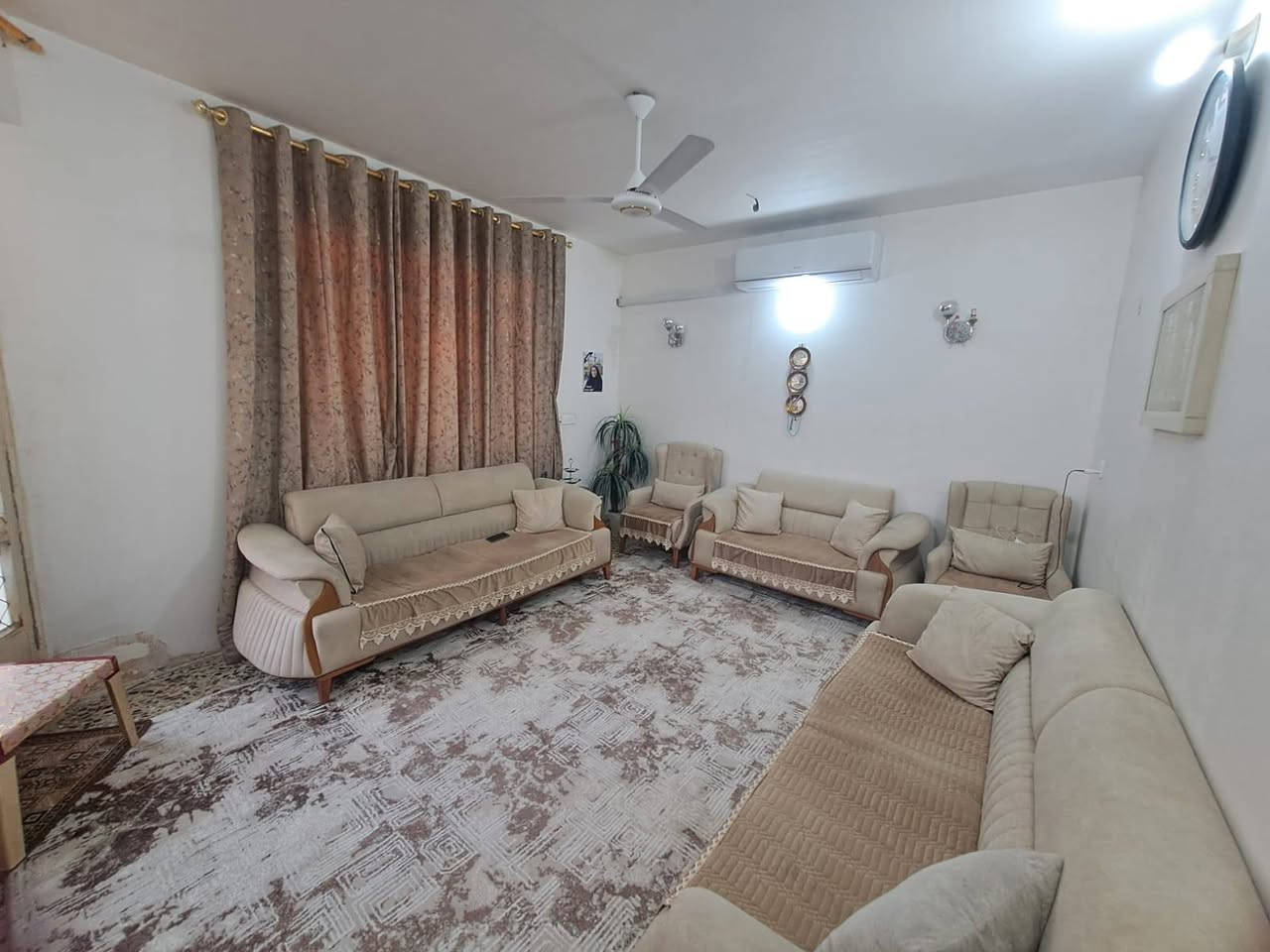 سلام عليكم بيت مساحه ١٠٠ واجهة ١٠ النزال ١٠ منطقة سويب زراعي كاع حجي عماد يحتوي على غرفتين نوم وصاله و خدمات السعر ٦٣ وبي مجال اتصال على أرقام اسيا *********** اثير ***********
