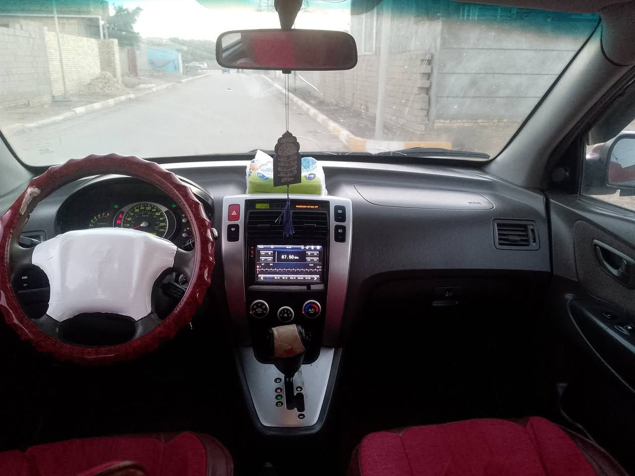 سلام عليكم توسان موديل 2006 مكفوله من الضربه بيه بس بنيد مبدل بيه رشات صبغ بصيطه سيارة جديده حيل تخم تاير جديد حداديه جديده دواخل جديده تبريد ثلج مكينه  رقم بغداد السيارة بسمي تريد وكاله تريد تحويل سنويته صاقطه مامبدل بيه اي شي بس بنيد السيارة جاهزه الف ماذب عليه كير ومكينه شرط عنواني ناصرية سوك الشيوخ سعره 80 وبيه مجال رقم التلفون ***********
