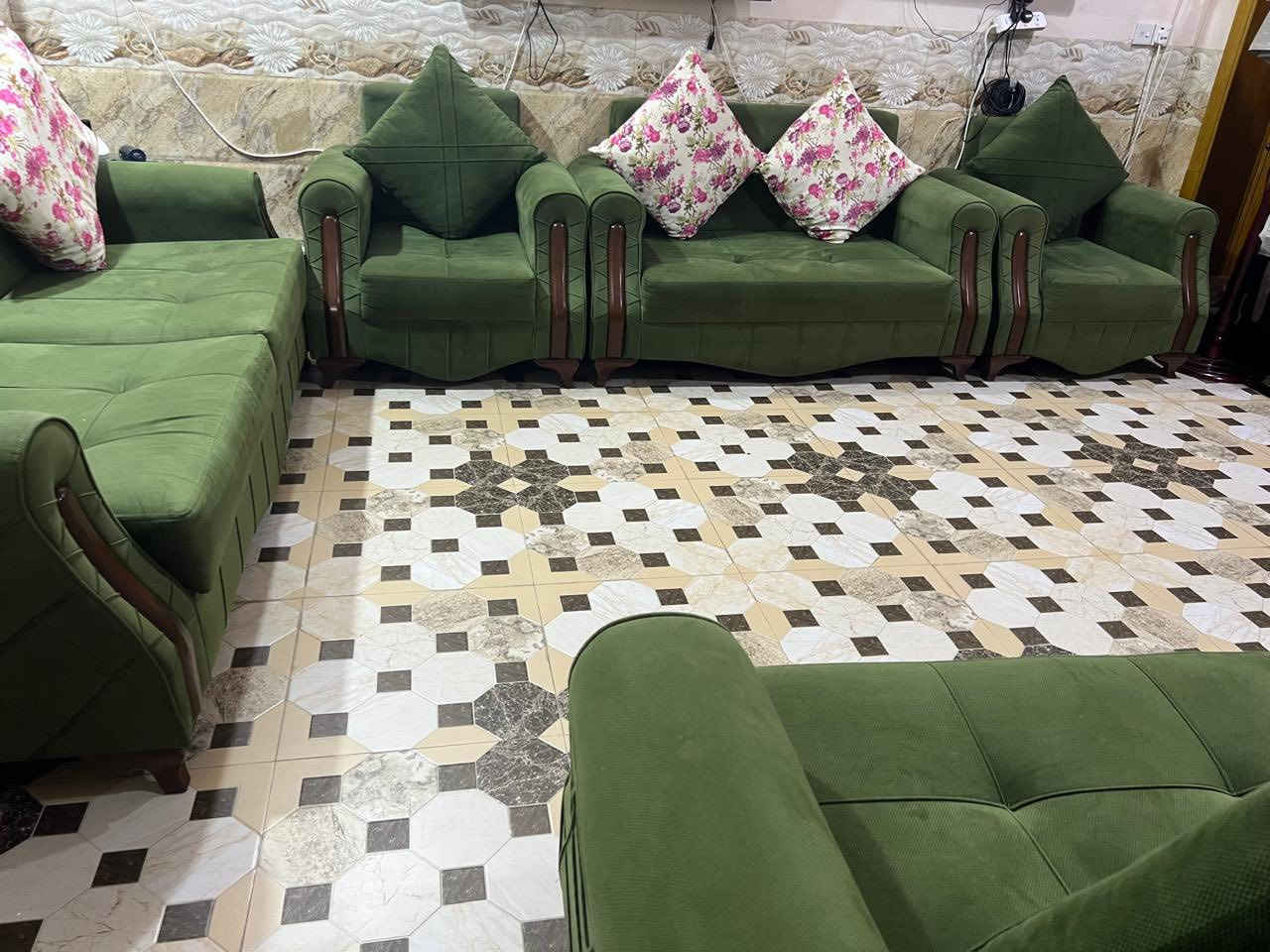 السلام عليكم تخم للبيع 10 مقاعد مخزن تركي نظيف جدا السعر 500 وبي مجال للتواصل   كربلاء حي النقيب ***********
