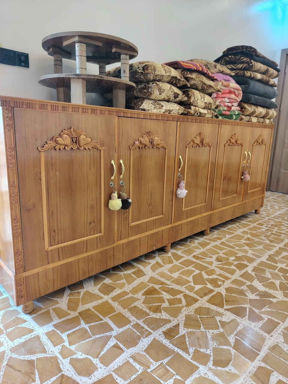 منامية خمس أبواب كل باب قطع ورفوف شغل توصي ثقيل جدآ ماصار فتره من فصلتها الأيسر حي الكرامة للاستفسار الاتصال ***********... ***********
