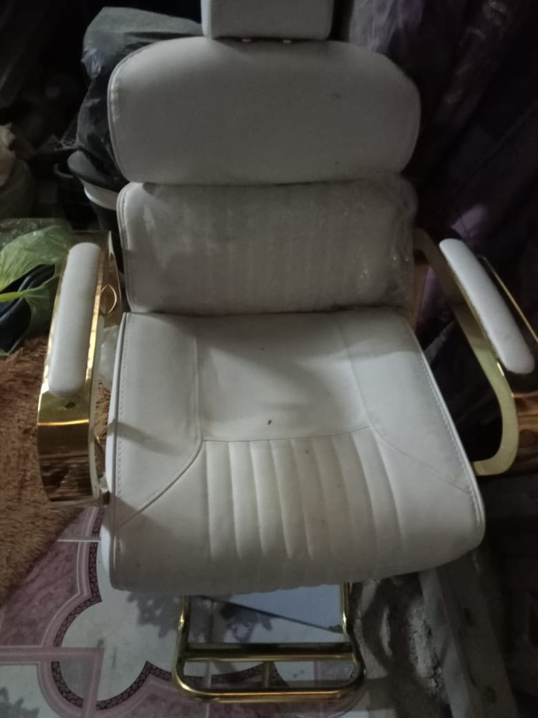 السلام عليكم ورحمة الله كرسي وميز حلاقة غير مستخدم نضافه 100‎%‎ لون ابيض مطعم ب الذهبي البصرة المعقل ***********
