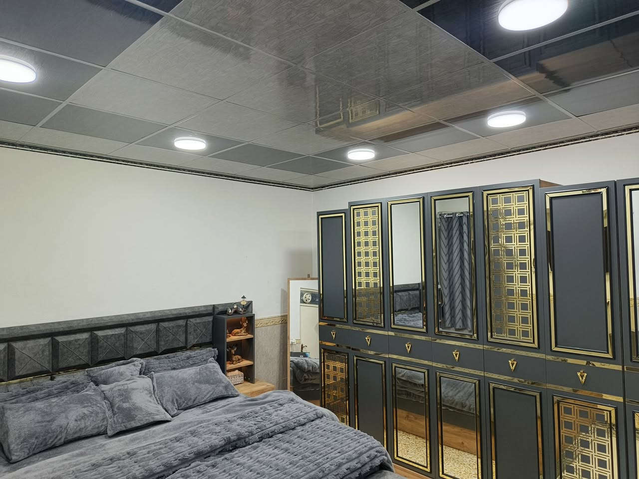 اخي رجآء اقره المنشور زين 🤍
غرفه نوم نفرين تركي #رقم 1 
عدد القطع /11 + استخدام شهرين
نضافه الغرفه 100/100 
مثل مموضح بلفيديو - الغرفه بيها اضاءة 
#ملاحضه الغرفه كبيره الحجم واجمل من التصوير
---
اخوان الغرفه ميجي وياها دوشك؟
وغير متوفر التوصيل
#ملاحضه تجي تفتح الغرفه وتاخذها ؟
---
هدايه معا الغرفه
1- ساعه اصليه موجوده بلفيديو
2- تماثيل عدد /6 ايضآ موجوده بلتصوير
---
العنوان - موصل حي الانتصار شارع 60 
التواصل - واتساب او اتصال ***********
---
سعر الغرفه - 1.500.000 مليون ونصف 🔐
