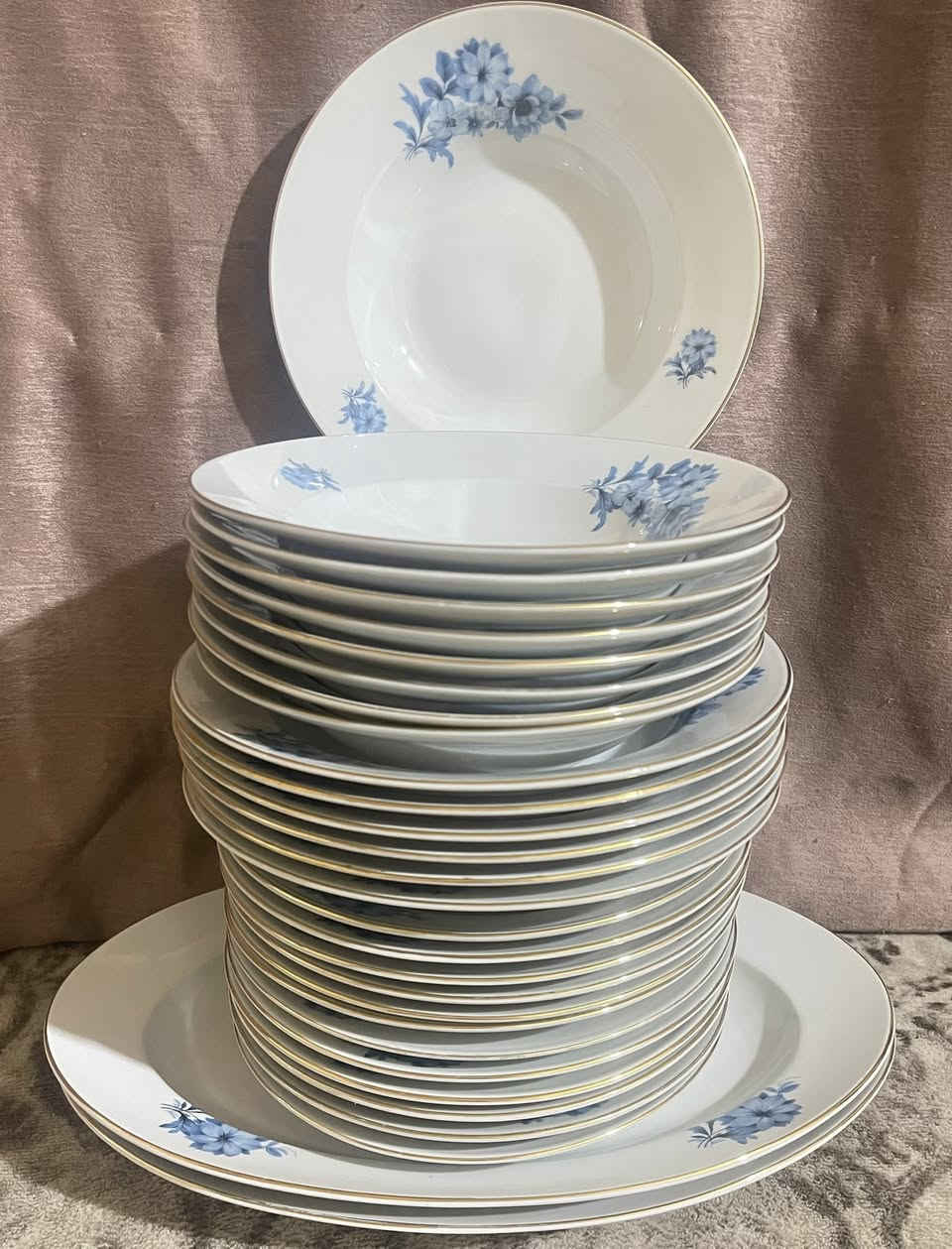 (الاسوء من الاهمال : تفاهة الاعذار ) 
مساء الخير والسعاده عليكم جميعاً 
مجموعة بلام وصحون عدد (٢٩ ) قطعه بلغاري مختوم لوك غير مستخدم استيراد الأسواق المركزية 
بلام عدد (٢) قياس الطول ٣٧ سم والعرض  ٢٤ سم 
(٦) صحون عميقه قياس القطر ٢٥ سم 
(٩) صحون عميقه قياس القطر  ٢٣سم 
درزن عدد(١٢) صحن شطح تقريباً قياس القطر ٢٢ سم 
السعر خاص لطفاً يوجد توصيل لكل محافظاتنا الحبيبه


**إذا كنت صاحب هذا الإعلان وتريد حذفه لأي سبب، رجاءا أرسل رسالة إلى الدعم الفني**