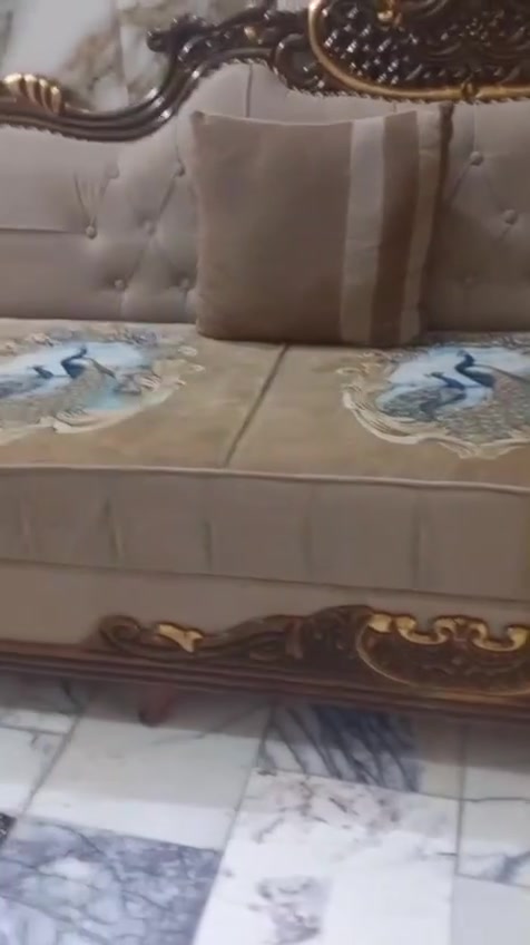 ديوان تزكام طراز مصري اخو الجديد مستعمل اقل من 8اشهر 9مقاعد مكون 2كرويته ابو 3نفرات كرويته وحده ام النفرين كرويته نفر زاويه مع 6 كوشات السعر 900 العنوان كربلاء المقدسة القادسيه التواصل مع الرقم واتساب واتصال ***********
