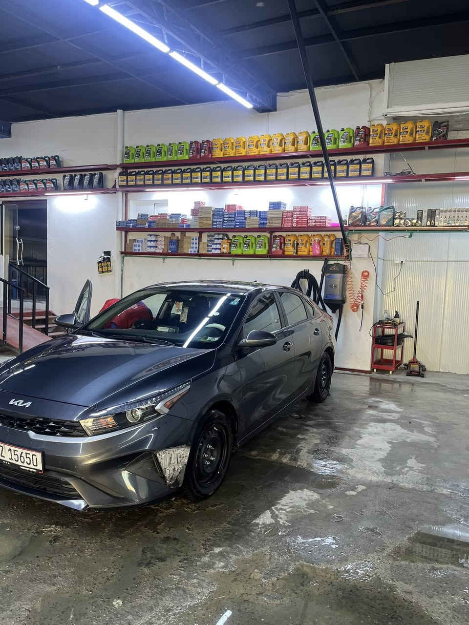 السلام وعليكم فورتي كيا 2023 السيارة استخدامه علا ايدي ومعتني بيه هواي حادثه جاملغ خلفي مبدل بلادي ماشية 40mi
السيارة مواصفاته نص فول 
رقم بغداد بسمي تحويل مباشر
السعر ب152 وبيه مجال ما ارجع احد
مكانه بغداد للاستفسار ***********
