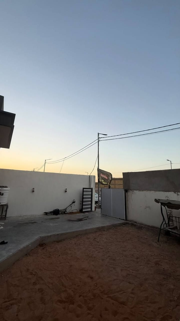 فرصة سكنية مميزة في مجمع السلطان 
​دار للبيع بموقع استثنائي وسند حر جاهز للإفراغ 
(البيع نقداً)
​إذا كنت تبحث عن الراحة، الموقع الاستراتيجي، والمساحة المفتوحة، فهذه الدار هي الخيار المثالي لك ولعائلتك!
​📐 تفاصيل العقار:
​المساحة الكلية: 300 متر مربع (طابق واحد).
​الواجهة: 15 متر (إطلالة واسعة وتصميم مريح).
​مساحة البناء ( تصميم خريطة 200 متر مربع.
​الملكية: سند حر (البيع نقداً).
​🏡 المواصفات الداخلية والخارجية:
​🛏️ غرفتان نوم واسعتان.
​🛋️ صالة استقبال فخمة ومناسبة للضيوف.
​🍳 مطبخ بتصميم عملي.
​🌿 حديقة خارجية لإضافة لمسة جمالية للبيت.
​🚗 كراج يتسع لسيارتك بكل أريحية.
​📍 مميزات الموقع الاستثنائي:
​في قلب المجمع: يقع العقار في سنتر المجمع التجاري تماماً.
​إطلالة ومساحة: مقابل الساحة الكبيرة مباشرة.
​قريب من الخدمات التعليمية: خطوات معدودة عن المدارس الحكومية والأهلية، مما يوفر الراحة والأمان لأطفالك.
​📞 للتواصل 
***********
