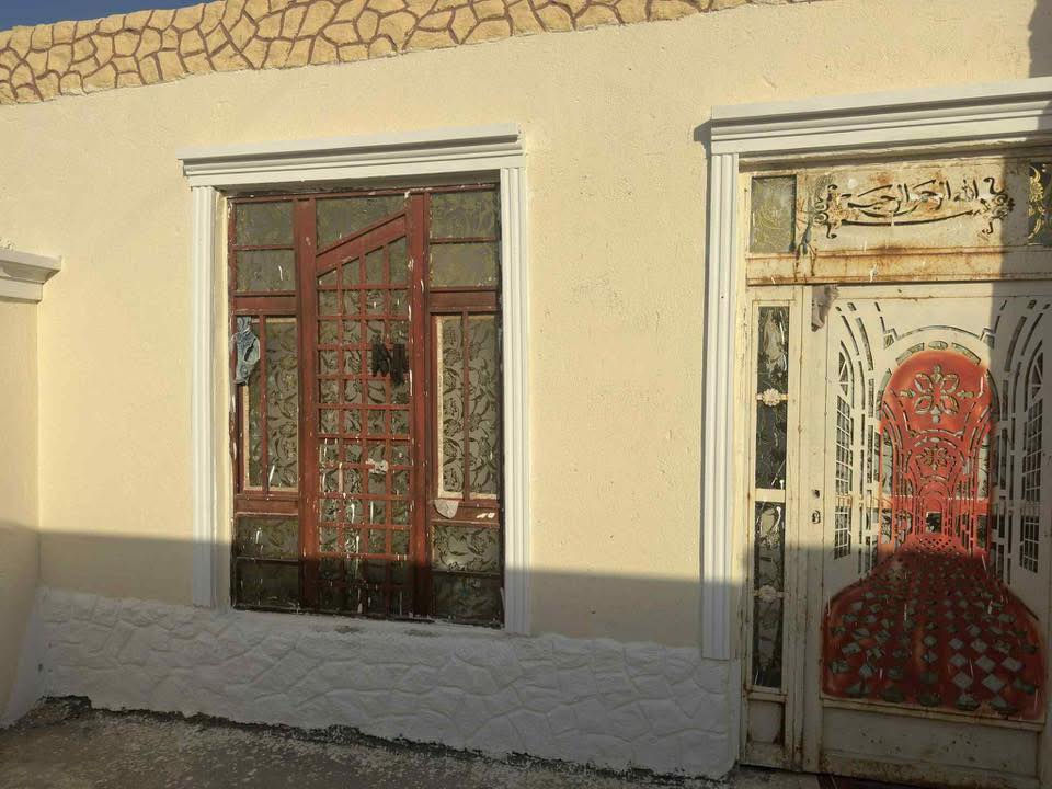 بيت زراعي للبيع المساحه 250 !!
يحتوي على غرفتين+مطبخ+استقبال+صحيات+ترك +حوش +مساحه فارغه للبناء !!
البناء جديد ديكورات جديده
تأسيس كهربائيات +مجاري تأسيس جديد
 بيت كامل بناء ماناقصه شي 

المكان الشطره منطقة اسليم مقابيل محطة وقود السرور 

السعر خااص البيع نقد + اقصاد
رقم المبايل ***********
