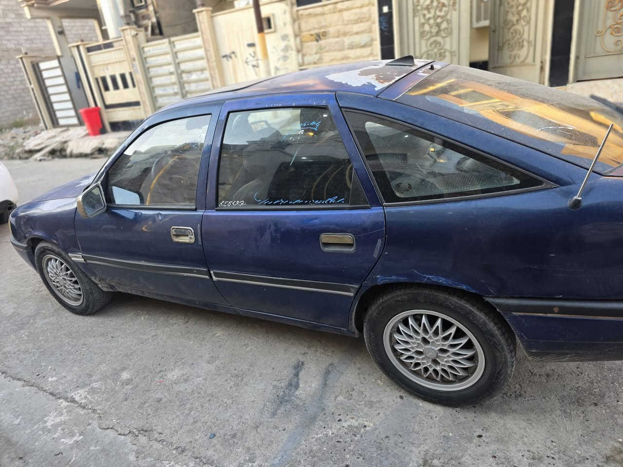 كترا اوبل للبيع حجم 20  لون نيلي موديل 1992سيارة نظيفة وحسب الصورة جام كهرباء سنوية تنتهي 2027 رقم دولي نينوى  مكانها موصل حي السماح السيارة اني صاحبها الشرعي للتواصل على الرقم *********** السعر 40 وبيها مجال بس بيها بعض الملاحظات تقحيل خفيف
