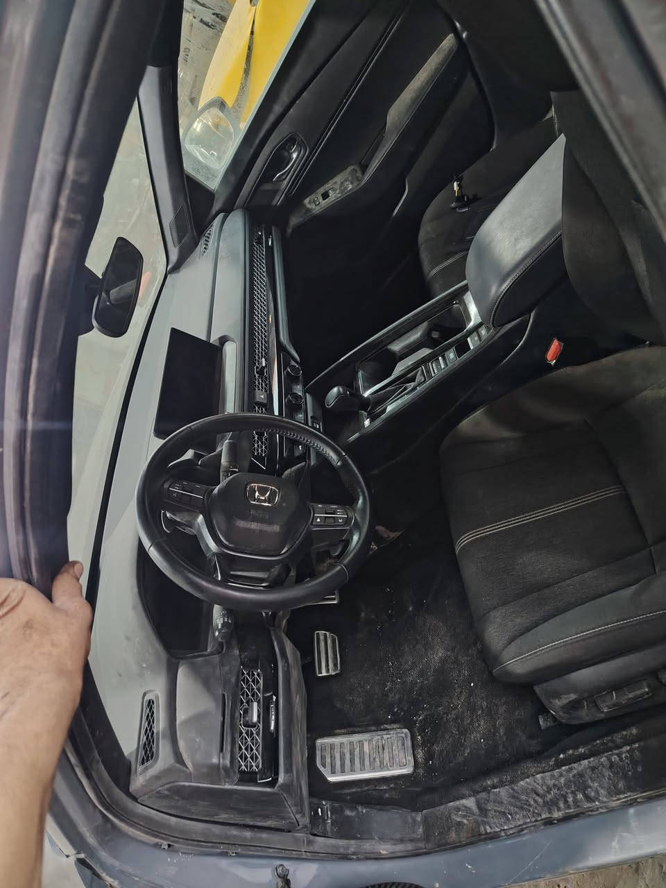 السلام عليكم اكورد للبيع سمنتية موديل 2024بيها 3قطع وشاصي مبدل نفس الون من البنط عايزها ترتيبات خفيفه وتخلص  للاستفسار اكثر ***********
