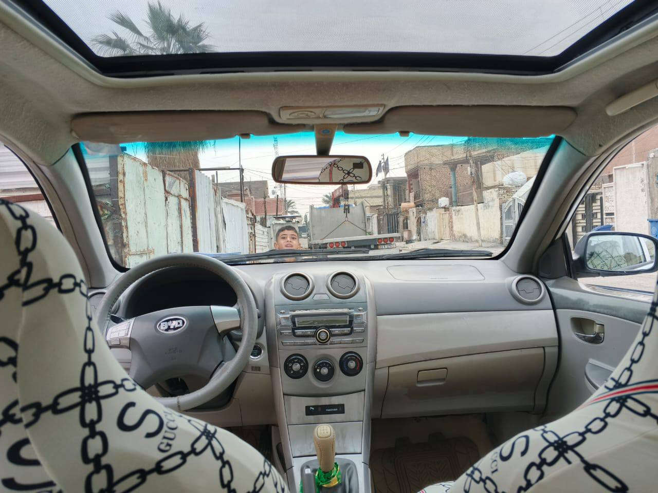 سلام عليكم عندي بيوايدي البيع مديل 2013 مكفولة كفالة عامة سياره رقم نكليزي بغداد  بسمي سيارة جديدة جدن سعر 64 الهاتف ***********
