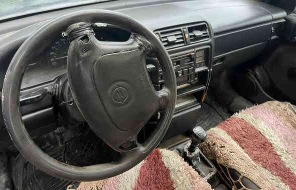 بەناوی خوای گەورە 
ئۆپڵ ڤیکترا مۆدێل 1995 بەسمەیە 
مەکینە شازدەی قایش پانە سڵایدە بئ دەعم و لێدران 
ناوەو دەشبولی لۆکە
گێرومەکینەی بەشەرتن
نرخی 12وەرەقەو مجال
لەڕانیەیە
***********
ڤایبەرو وەتس ئەپی لەسەرە
