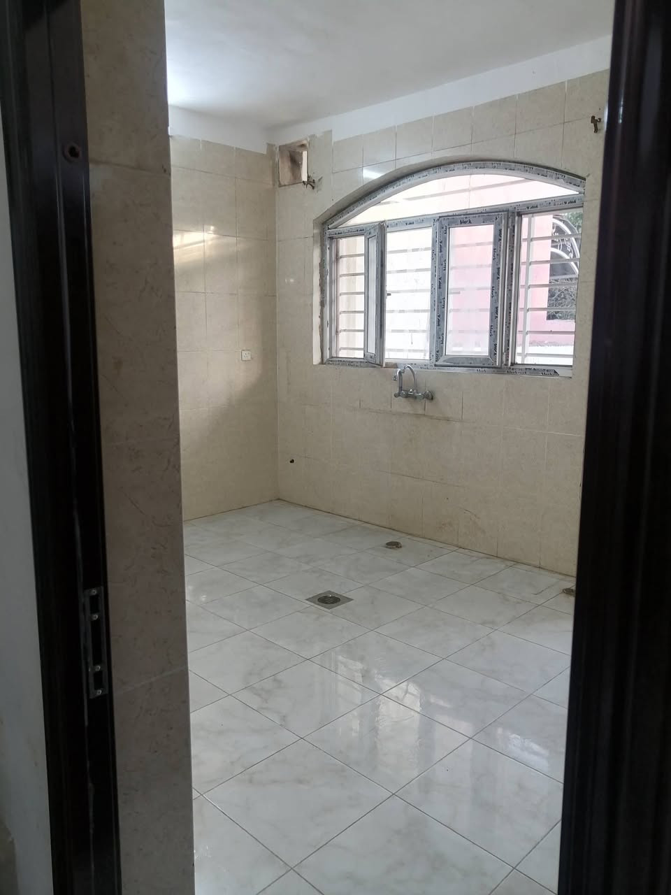 دار  #للايجار
الموقع : حي الملائيين الأولى (قرب جامع الصواف)
المساحة : 140 متر
ط1 غرفة وصالة وهول ومطبخ وصحيات وكراج وحديقة
ط2 غرفة وبيتونة
للاستفسار
***********
***********
نستقبل طلباتكم العقارية بيع شراء ايجار
