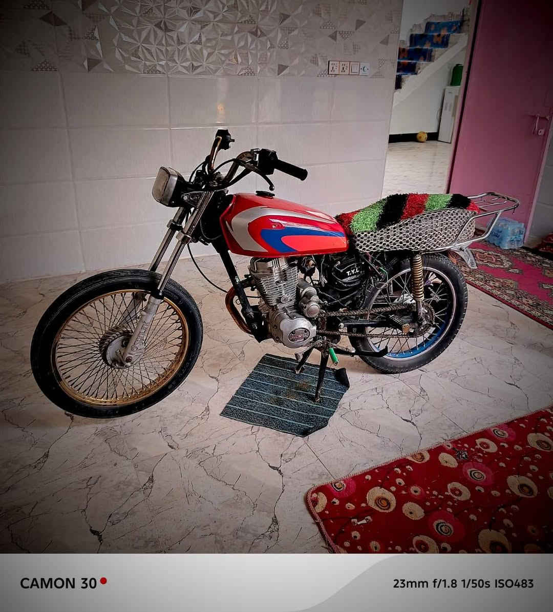 بدراجه شاصيها نضيف وغراضها كلها نضيفها شاصيها موديل 21 وغراضها جديده محركها نضيف وما بي لا خيط بخار ولا شي محرك جديد ونهضه تخبل تجي وتشوف ويرهم الها اوراق سكنر لأن رقم شاصيها موجود ومكاتبه عن السرقه اسويلك وبالخدمه تعال وافحص دراجه تشتغل سلف لأن محركها مال ستوته وقوي  دراجه مال شغل الله شاهد هاذه رقمي واتساب *********** ملاحضه باتريها جديد قبل كم يوم اخذته ولايتات جدد يعني غراضها جديده مكاني ابو صخير قرب مطعم الساقي الشهير ابدايه نزلت المشخاب او اله اسم ثاني مفرك المشخاب وتجون وتدللون سعرها260 وبيها مجال حك جيه
