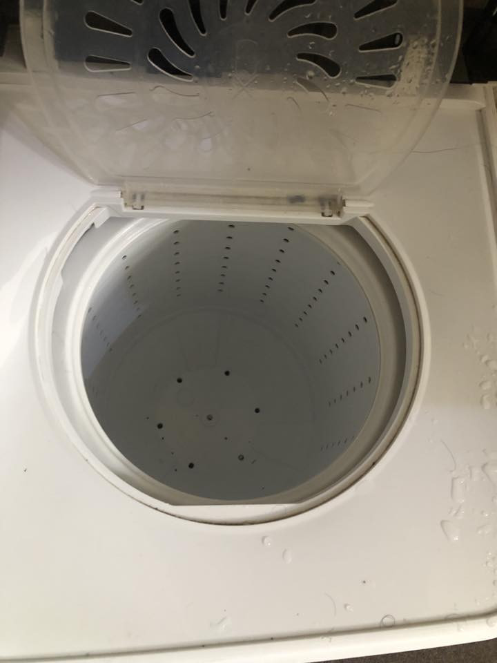 غسالة حجم كبير 1600 تغسل بطانيه   جدا نظيفة ماداخله تصليح السعر 150 وبيهه مجال مكاني نجف حي الجمعيه ***********

