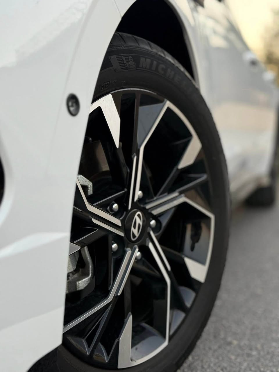 #المركبة :  هونداي سوناتا SEL موديل 2024 الشكل الجديد
#الايرباك : بدون ضرر ايرباك
#الرقم : بصرة باسمي ( تحويل مباشر باسم المشتري )

#المواصفات :

▪️الموديل : 2024
▪️المحرك : 2.5L (اربعة سلندر)
▪️حجم الويل : ويل كب حجم 18 مع طقم تايرات بحالة ممتازة
▪️لايتات زينون اصل مع حاجب LED مع اشارة LED
▪️بصمات عدد 2 للأبواب مع بصمة تشغيل
▪️رادار امامي مانع تصادم
▪️رادار جانبي (نقاط عمياء) بالمرايا الجانبية
▪️گير شفتر بالستيرن للتحكم بالگير العادي
▪️اشاير بالمرايا الجانبية
▪️شاشة الدشبول حجم كبير للتحكم بأيعازات السيارة
▪️تحكم فول كهرباء لكرسي السائق
▪️خمسة وضعيات للقيادة
▪️تشغيل عن بعد
▪️سستم صوت
▪️سايد بريك دگمة
▪️تحكم ستيرن جهتين بلوتوث وحاكية وكروس سرعة وتحكم صوت 
▪️نظام ABS مانع انزلاق
▪️السيارة جديدة وبوضع الشركة.

السعر المطلوب : 215 ورقة 
 

للاستفسار :-

*********** البصرة, العراق
