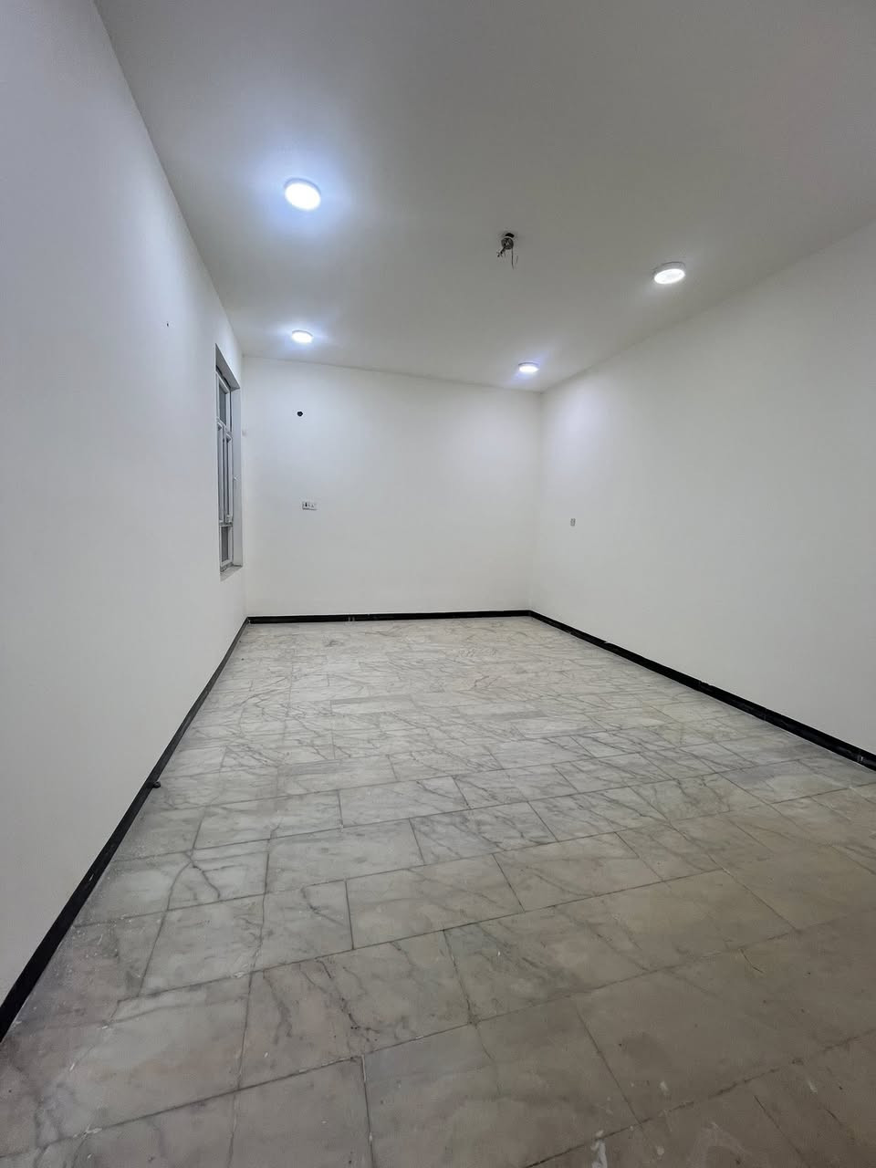 #للايجار_للايجار 

🏠 / دار للايجار مساحة 150 م 

🧱 بناء جديد درجه اولى ارضية مرمر 
                 
طابق واحد / مطبخ. أستقبال. هول . غرفة نوم . وكراج . مجمع صحيات عدد 2 شرقي وغربي  .

🌎 الموقع / شارع 30 قرب دكتور مثنى البديري

سعر الايجار // 300 الف 🔒                        
         
للأستفسار اكثر  مراجعة 
#مكتب_الود_للعقار_والمقاولات 

بداية شارع الحسينية من جهة شارع 80 قرب صيدلية الكمال 
او الاتصال :

 ***********
***********
***********
