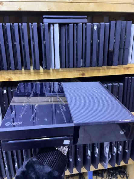 اكس بوكس ون 
كامل ملحقات اصلية
فيفا 25
بيس26
جي تي اي 
بلاك أوفس 7
اساسن كريد ميراج
سعره فقط 100 وتوصيل موجود
***********
