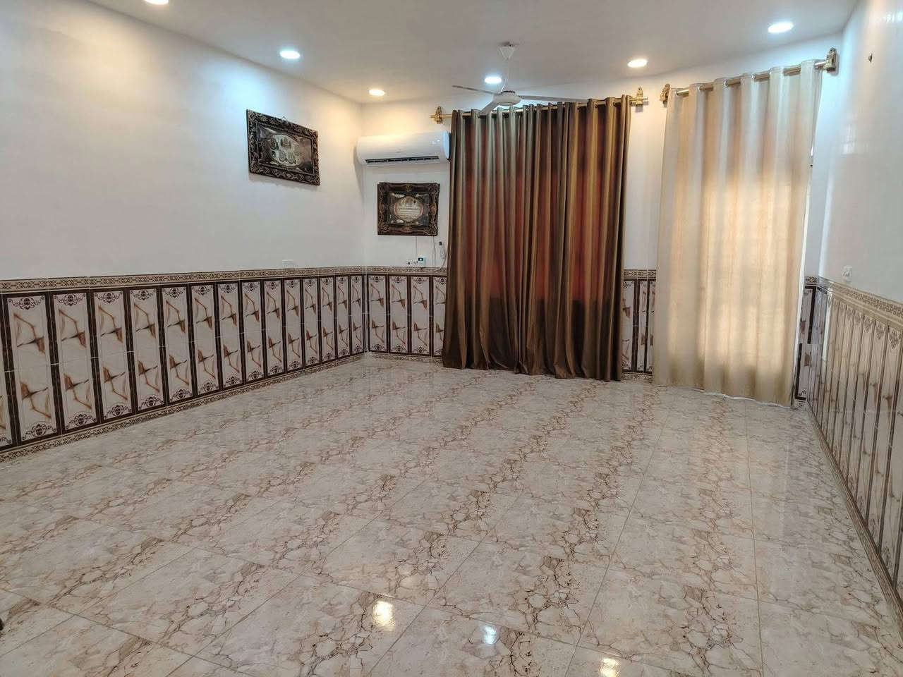 للبيع دار مع محلات
📐 المساحة: 450 متر
📏 الواجهة: 10 متر
📏 النزال: 45 متر
📄 جنس العقار: طابو زراعي (سند 25)
📍 الموقع: منطقة المكاسب – قريب على حي الجهاد
موقع ممتاز ومناسب للسكن والاستثمار
📞 الهاتف: *********** واتس اب 
💰 السعر: على الخاص
البيع جاد، والّي يريد حياه الله يتفضل 🌸
