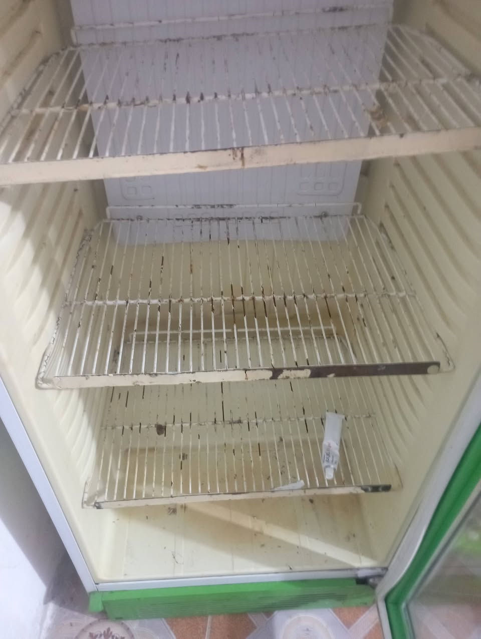 ثلاجه السعر ٢٤٠ وبيها مجال   ***********
