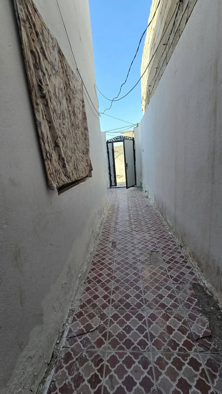 ⚜️بيت 100 متر طابو زراعي رابع بيت عن الشارع 
⚜️السعر 25 مليون وبي مجال 
⚜️تجعيب  طابوك بناء بلوك  السقف عكاده  تشاريف 
⚜️غرفه. صاله  .مطبخ ،صحيات ، استقبال 
⚜️العنوان : شارع المطار القديم  قرب اسواق فارس بصف الشارع  ***********
