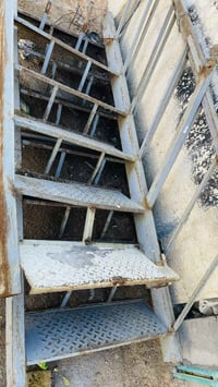 درج للبيت حديد طول ٤ متر ونص مقسوم نصين   مكاني بغداد السيدية ٠٧٧٠٦٠٢٠...