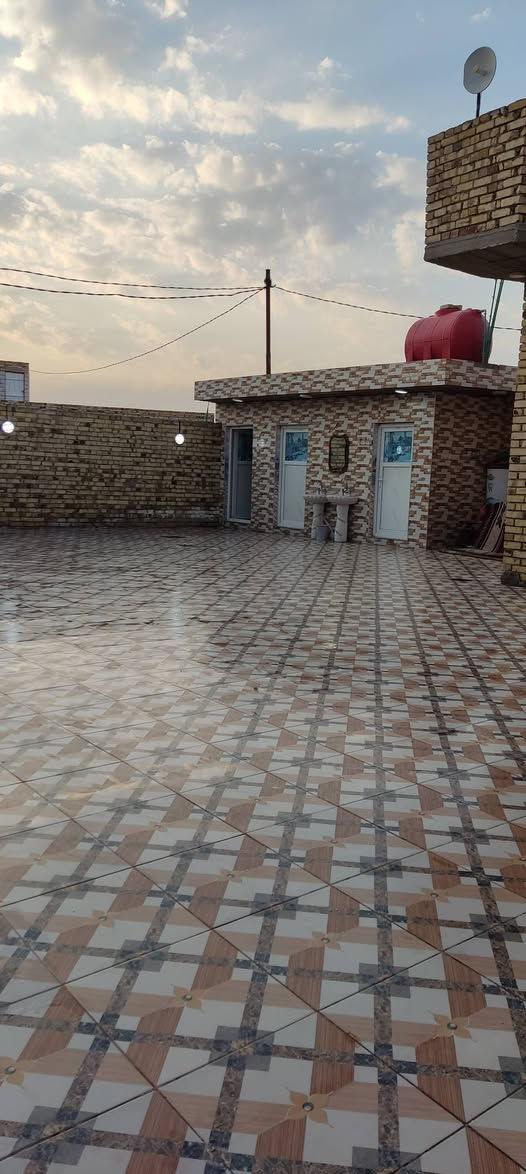 السلام عليكم بيت للبيع مساحه 500 متر زراعي سند 25 بي وصل تطويب من البلديه البيت كله بناء طابوگ الاساس رفت والسقف مسلح يحتوي على غرف نوم عدد 3 وصالات ثنين كبار وبراني ومطبخ وصحيات عدد 5 الطابق الثاني غرفة نوم وصاله وحمام وتواليت ممرات متر ونص البيت ركن على شارعين العنوان خلف عمارات الزيتون شارع سيد هاشم قرب حسينية حامل الواء قرب اسواق المنتضر السعر اتصل ع الرقم بي واتساب***********
